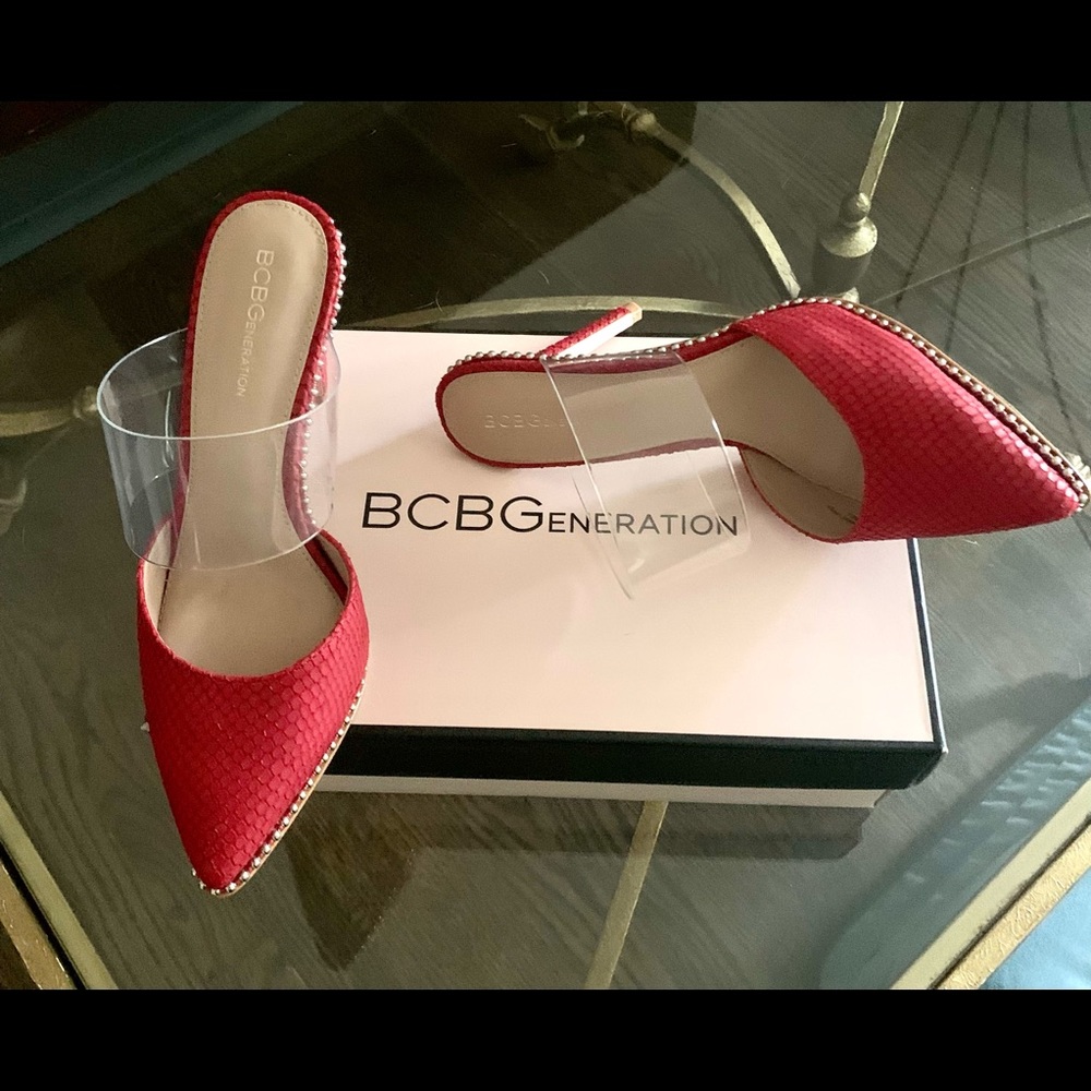 BCBG Red patent heels😍
